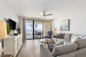 Signature-Apartment, 3 Schlafzimmer, Balkon, Strandblick | Wohnzimmer