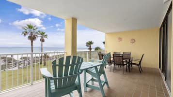 Signature-huoneisto, 3 makuuhuonetta, parveke, rantanäköala | Parveke