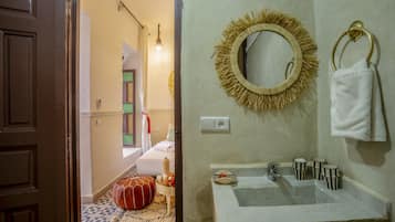 Standaard kamer | Badkamer | Een douche, gratis toiletartikelen, een haardroger, handdoeken