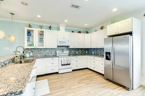 Fridge, microwave, oven, stovetop - Sandy Beach & Water Views 3 Sides! Screened Porch! (Freeport)