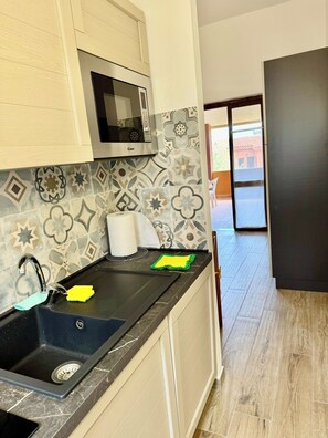 Geladeira, micro-ondas, lava-louças, mesas de jantar