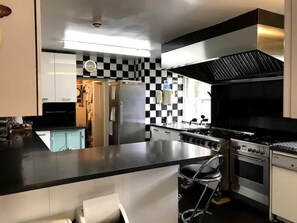 Fridge, microwave, oven, dishwasher - Whole House - Llandudno Hostel (Llandudno)