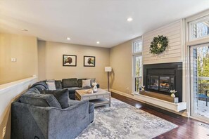 TV, fireplace, books, offices - Annapolis Spacious Family Retreat (Annapolis)