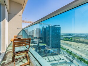 Balcony - Charming Studio Escape With City View (Dubai)