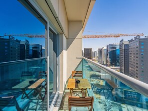 Balcony - Charming Studio Escape With City View (Dubai)