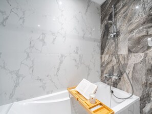 Bathroom - Charming Studio Escape With City View (Dubai)