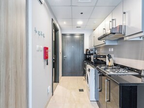 Een moderne keuken met roestvrijstalen apparatuur, een inbouwoven en een magnetron.