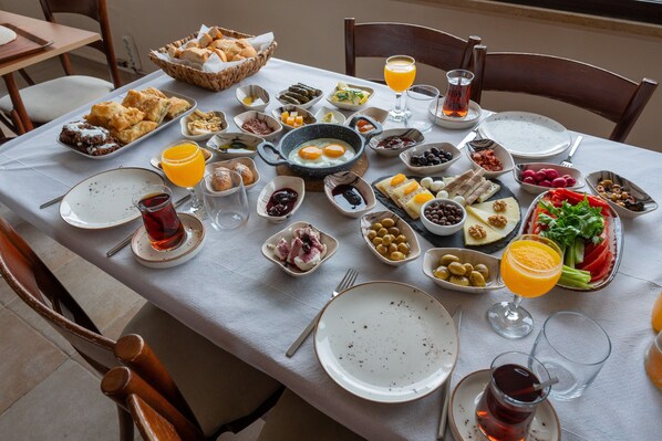 Breakfast meal - Suinn Cunda (Ayvalik)