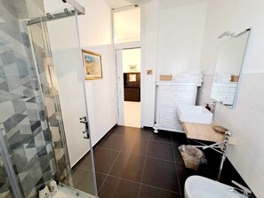 Douche, articles de toilette écologiques, sèche-cheveux, bidet