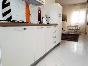 Jääkaappi, liesi, vedenkeitin, kahvimylly