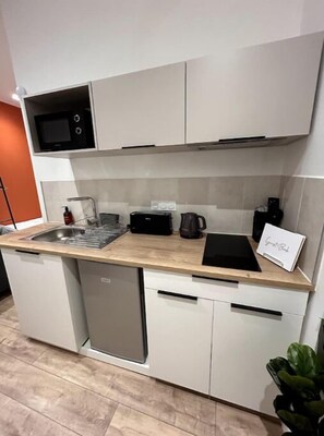 Kylskåp, mikrovågsugn, spishäll och vattenkokare