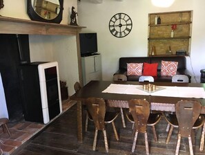 TV, fireplace