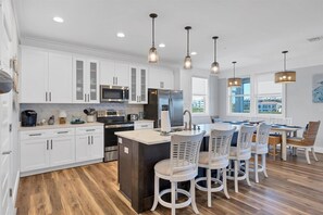 Microwave, oven, stovetop, dishwasher - Welcome to the Tipsy Turtle: Luxury 4 bedroom home with Pool and Private Dock on Palm Island (Placida)