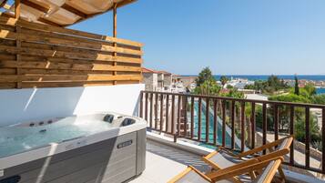 Suite Junior, 1 lit double et 1 canapé-lit, bain à remous, vue partielle sur la mer