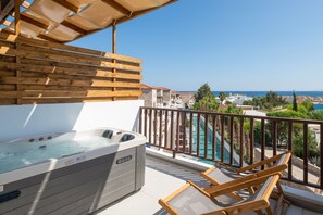 Suite Junior, 1 Tempat Tidur Double dengan tempat tidur Sofa, hot tub, pemandangan laut terbatas | Seprai premium, isi minibar gratis, dan kedap suara