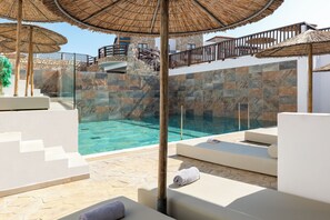 Suite Junior, 1 lit double et 1 canapé-lit, accès à la piscine, vue sur la piscine | Vue de la chambre
