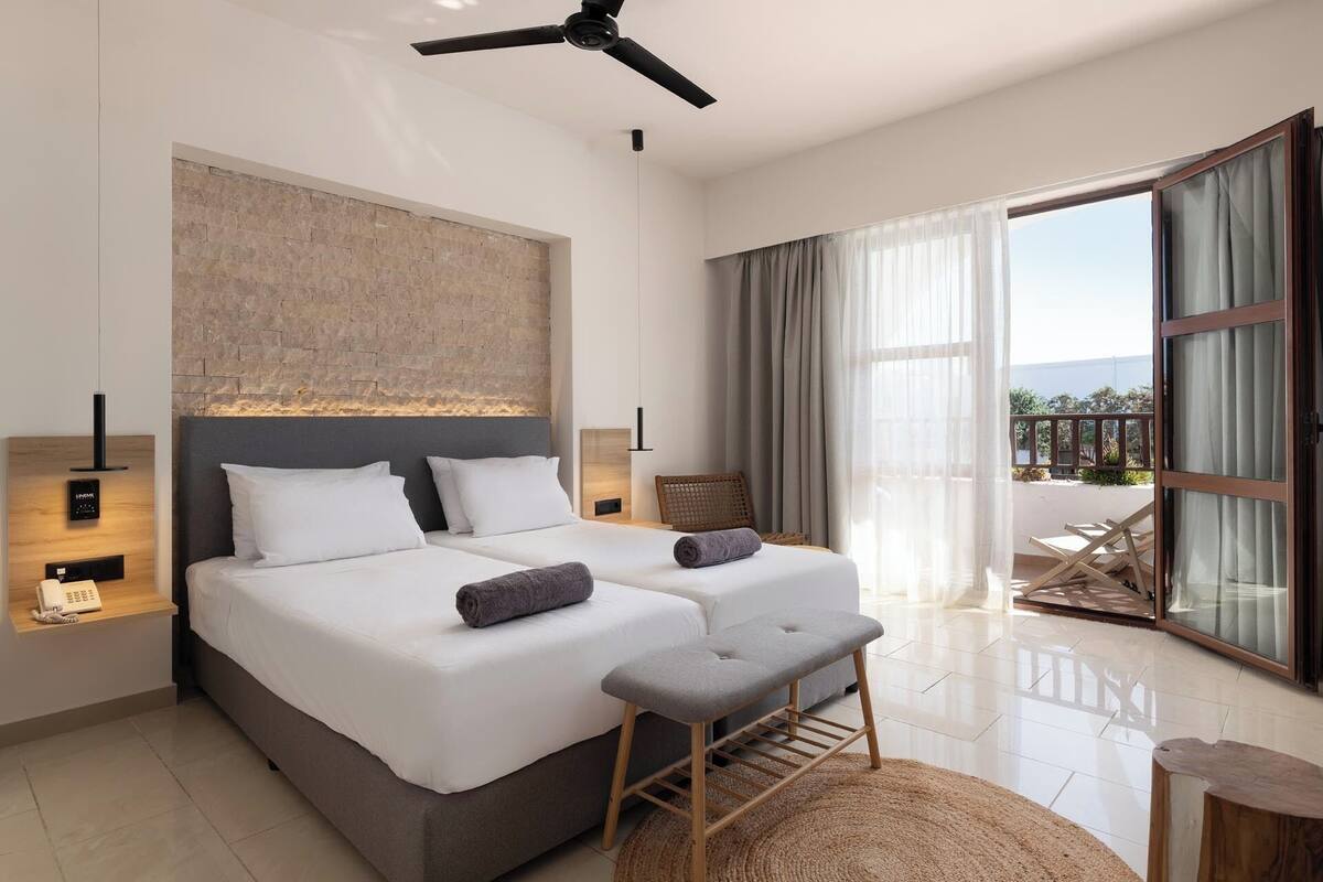 Suite familiar, vista parcial al mar | 1 habitación y ropa de cama de alta calidad