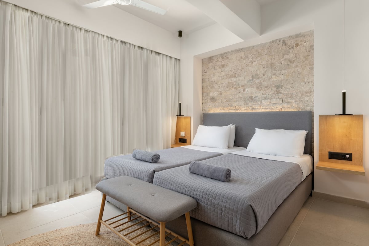 Habitación clásica con 1 cama matrimonial o 2 individuales, vista parcial al mar | 1 habitación y ropa de cama de alta calidad