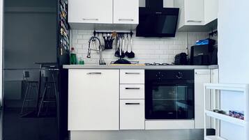 Fridge, oven, stovetop, coffee/tea maker