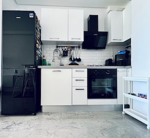 Fridge, oven, stovetop, coffee/tea maker