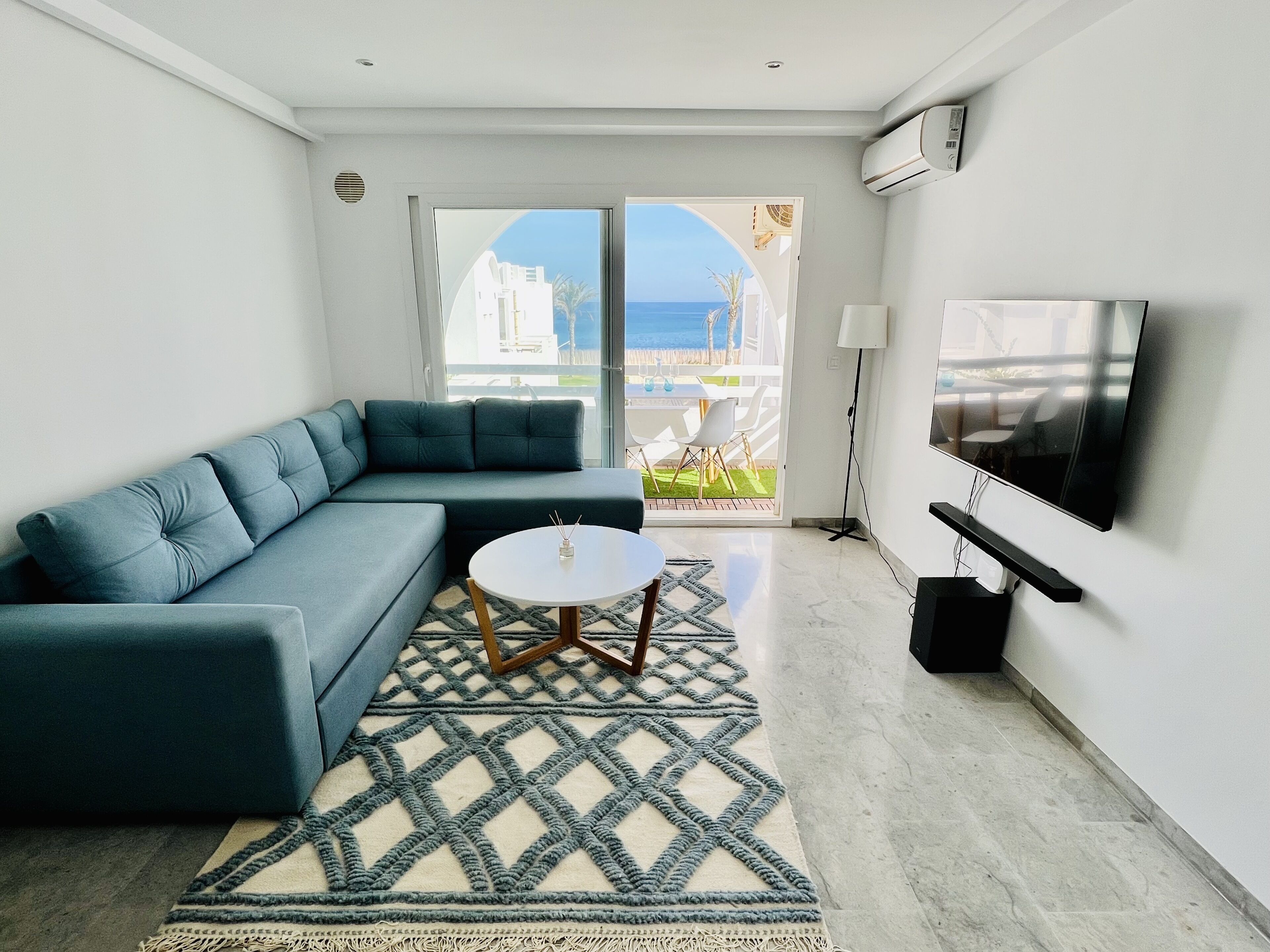 Smart TV, books, stereo