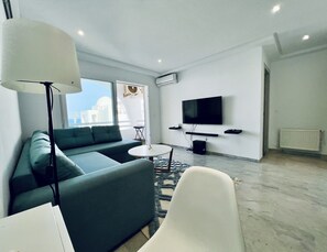 Una Smart TV, libros, un reproductor estéreo