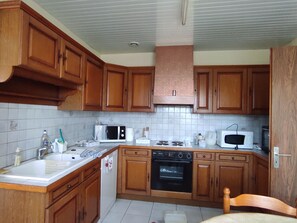 Kylskåp, mikrovågsugn, ugn och spishäll