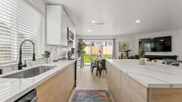 Een koelkast, een magnetron, een oven, een kookplaat