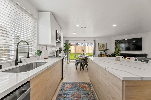 Een koelkast, een magnetron, een oven, een kookplaat