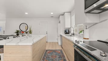 Een koelkast, een magnetron, een oven, een kookplaat