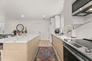 Een koelkast, een magnetron, een oven, een kookplaat