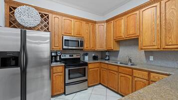 Appartamento, letti multipli, patio (ESCAPE 1) | Cucina privata | Frigorifero, microonde, forno, piano cottura