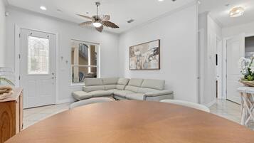 Appartamento, letti multipli, patio (ESCAPE 1) | Area soggiorno | TV a schermo piatto 50 pollici con canali via cavo