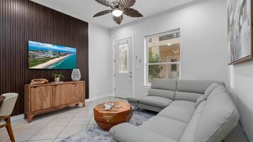 Appartement, meerdere bedden, patio (ESCAPE 1) | Woonruimte | Een 50-inch flatscreentelevisie met kabelzenders