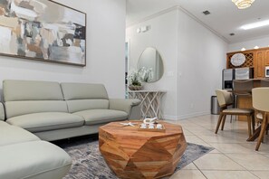 Condo, varias camas, patio (ESCAPE 1) | Área de sala de estar | Televisión de pantalla plana de 50 pulgadas con canales por cable