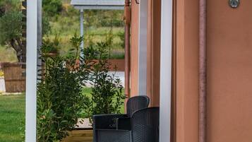 Comfort Room, 1 King Bed, Non Smoking, Vineyard View | Garden view