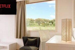 Camera Superior, 1 letto, non fumatori, vista piscina, vista vigneti "Kressia" | View from room - La Vinia Bed&Wine Experience - Adults Only (Sassari)