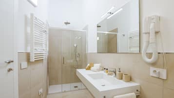 Deluxe-Zimmer, 1 King-Bett, Nichtraucher, Blick auf den Weinberg | Badezimmer | Dusche, Regendusche, kostenlose Toilettenartikel, Haartrockner