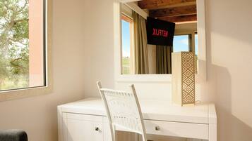 Camera Superior, 1 letto, non fumatori, vista piscina, vista vigneti "Kressia" | Frette Italian sheets, premium bedding, minibar, in-room safe