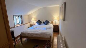 4 makuuhuonetta, silitysrauta/-lauta, vauvan matkasänky, Wi-Fi