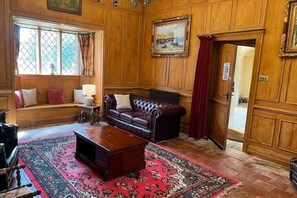 Smart TV, fireplace, DVD player, stereo