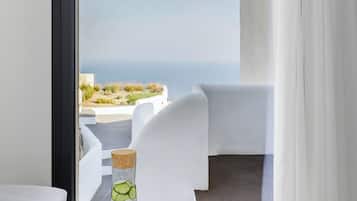 King Sea View Suite with outdoor jacuzzi | 起居区 | 智能电视