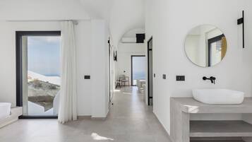 King Sea View Suite with outdoor jacuzzi | Banheiro | Chuveiro, chuveiro com efeito de chuva, secador de cabelo