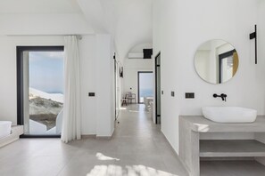 King Sea View Suite with outdoor jacuzzi | Bathroom | Shower, rainfall showerhead, hair dryer, bathrobes - Blé Suites Santorini (Santorini)
