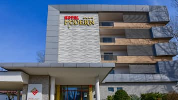Un moderno edificio de hotel con un letrero llamativo que dice "HOTEL MODERN".