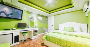 Premium suite | Individueel gedecoreerd, een bureau, een laptopwerkplek, gratis wifi