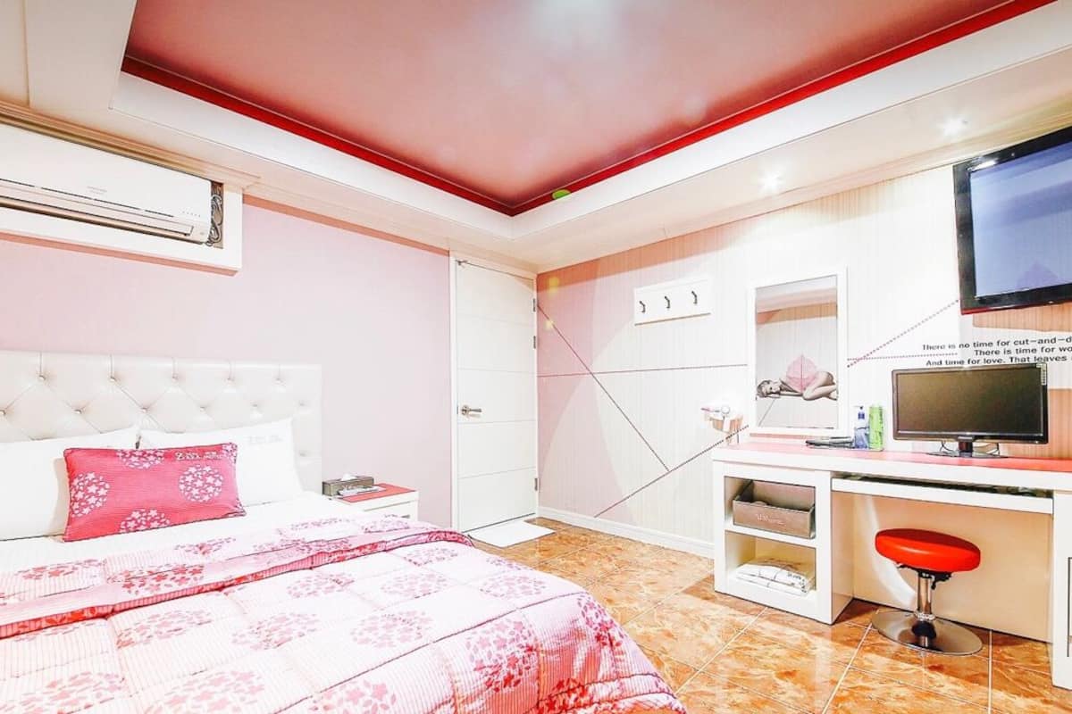 1 bedroom, individually decorated, desk, laptop workspace