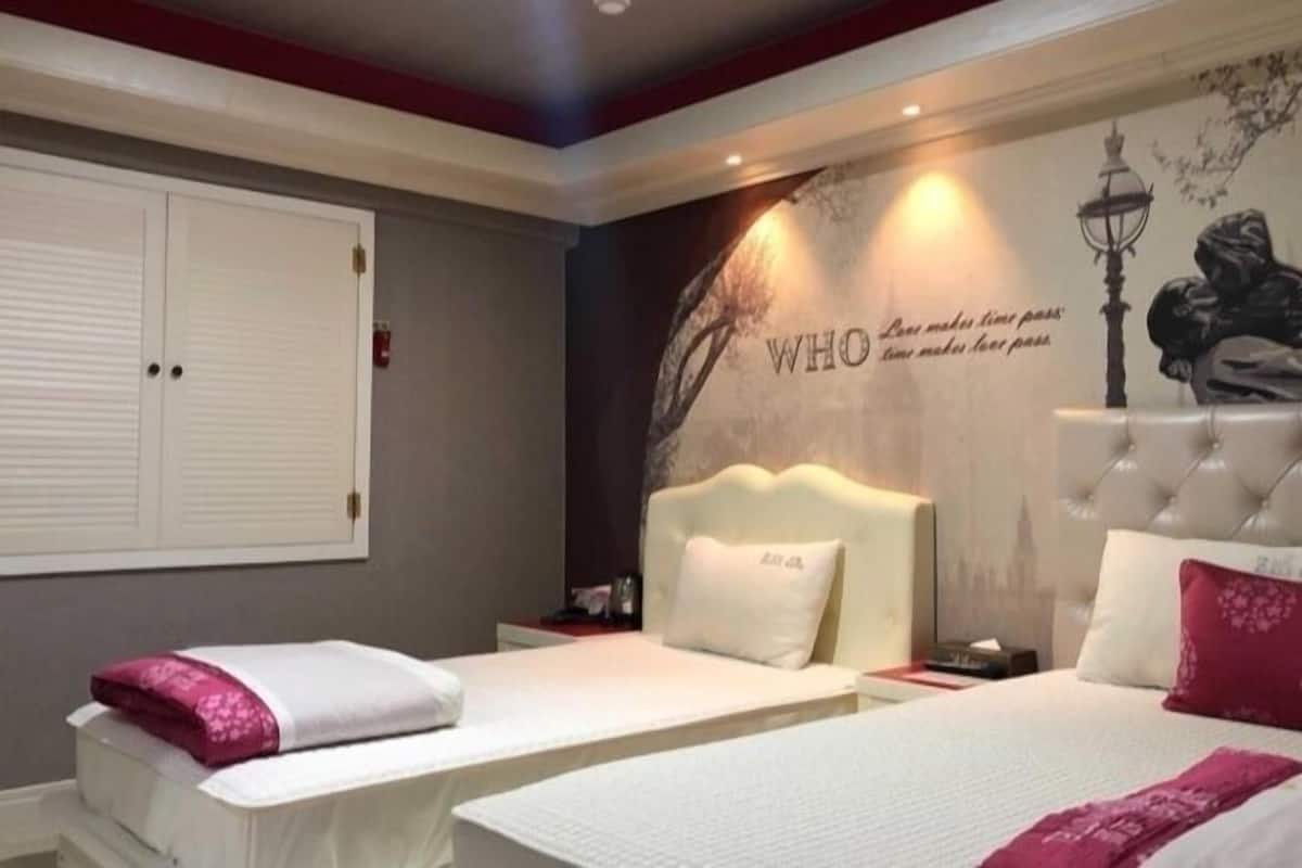 1 bedroom, individually decorated, desk, laptop workspace