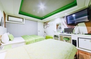 Deluxe-Zweibettzimmer | Individuell dekoriert, Schreibtisch, laptopgeeigneter Arbeitsplatz