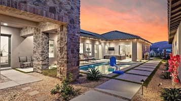 Een verwarmd zwembad